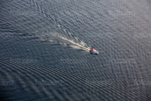 Ein Motorboot auf dem Wasser