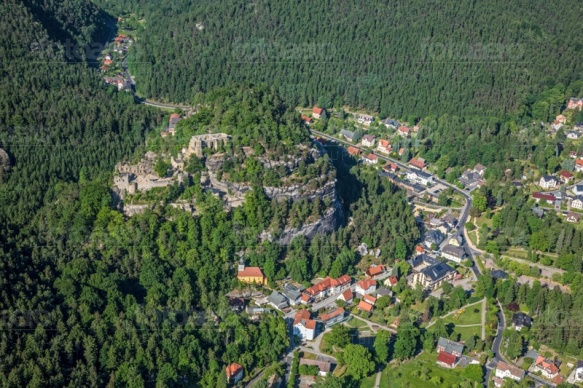 Oybin mit Klosterruine im Zittauer Gebirge im Bundesland Sachsen